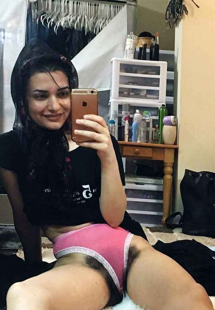 ندا یاسی پر پشممم😑 (لخت)