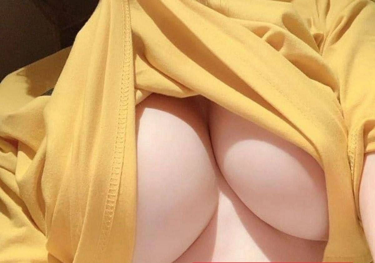 ممه های ۷۵ زیر تیشرت زرد همین الان یهویی