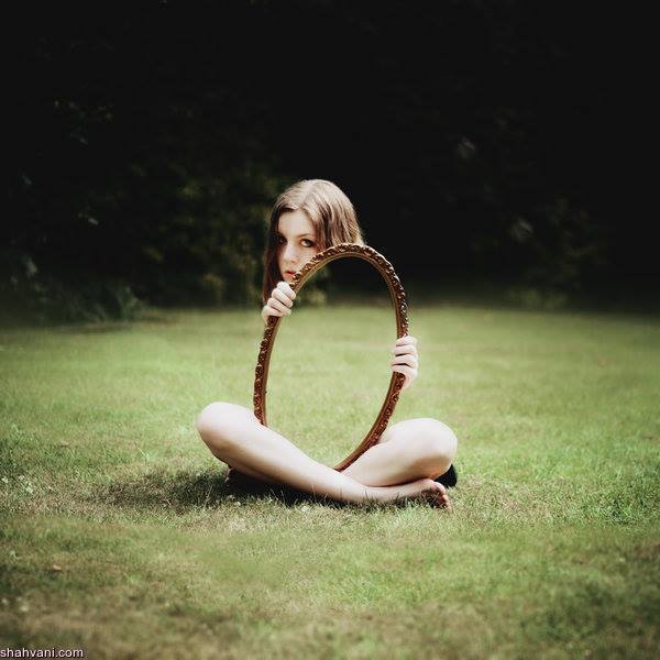 دختر آینه دار در چمنزار