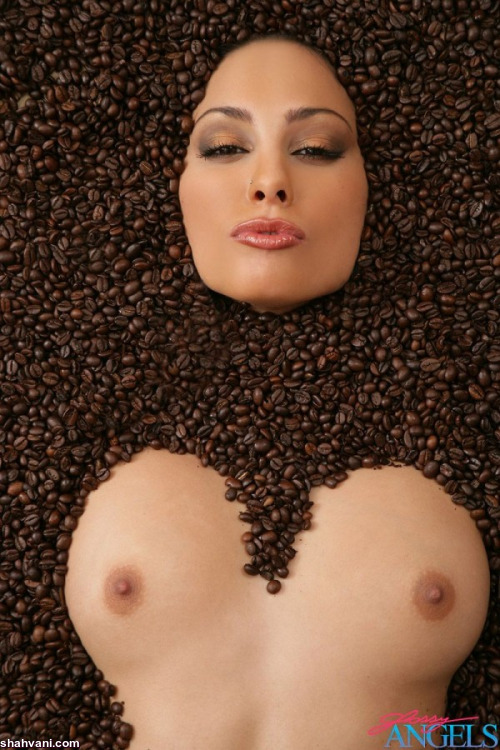 خانم قهوه ای