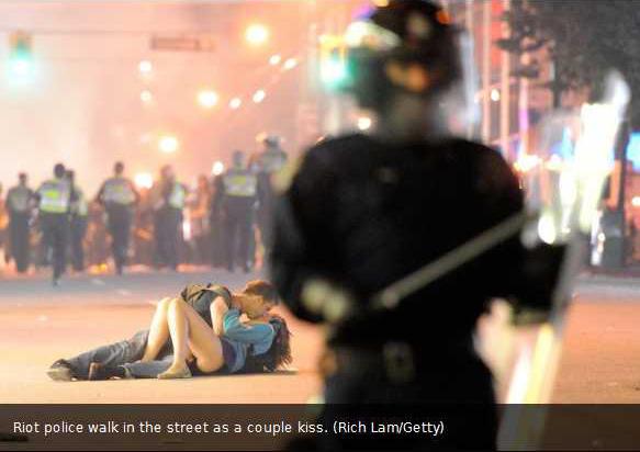 عشق ورزی در برابر پلیس ضدشورش