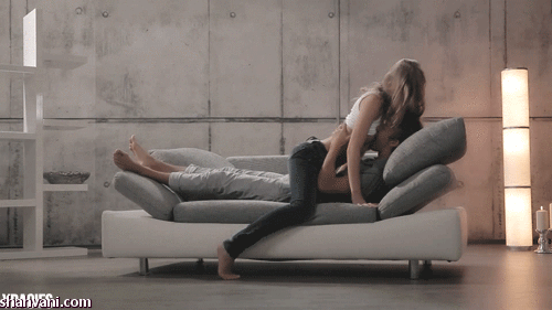 عشق ورزی روی کاناپه