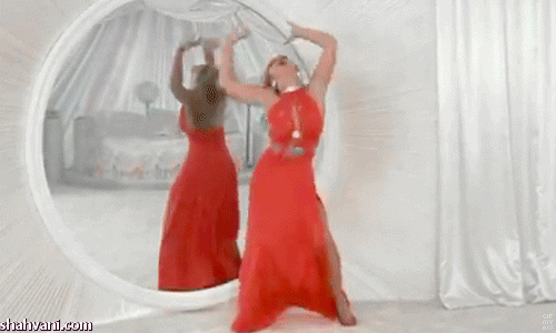 رقص جنون آمیز زن سرخ پوش